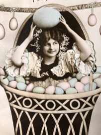 Briefkaarten | Pasen | 'Joyeuses  Paques' R 1374/4 P. Vrolijke vrouw in een mand met Paaseieren (1900-1910)