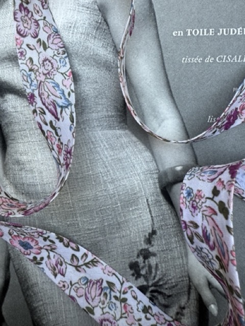 Biaisband | Roze | 02 cm - 20 mm breed | Witte ondergrond met roze en paarse bloemetjes - polyester/katoen