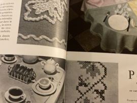 Tijdschriften | Borduren | Frankrijk | 1935 - Jeux D'Aiguilles no. 4  Revue Bimestrielle de Traveau Feminens - Frivolité, bloemen en rozen - Smokwerk
