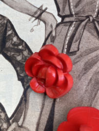 VERKOCHT | Knopen | Rood | Ø 17 mm - Vintage knoopje 'Rosa' in de vorm van een roosje met een  oogje