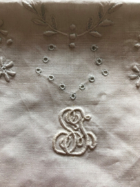 VERKOCHT Zakje van prachtig brocante materialen broderie stof met monogram 'SJ' (22 x 19 cm)