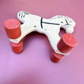 Paardjes | Oud houten Steiff speelgoedpaard op wielen voor kinderen, wit, verzamelbaar kinderspeelgoed, antiek.