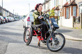 Crowdfundingsactie voor een fiets voor een mevrouw met hersenletsel