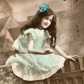 Ansichtkaart | Frankrijk | Meisjes | Pasen | 'Joyeuses  Paques' EAS 1344: Meisje een kippenfamilie in een groen jurkje-  (ca. 1900-1910)