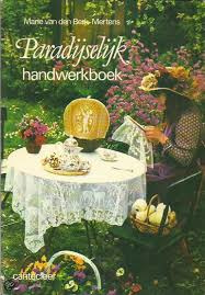 VERKOCHT | 1977 | Handwerken | Boeken | Paradijselijk handwerkboek - Marie van den Berk-Mertens Filet haakwerk, kantklossen en kruissteek