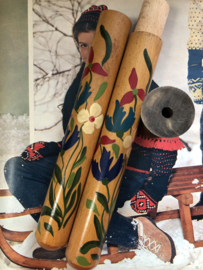VERKOCHT | Breien | Breinaaldenkoker | Antieke houten breinaaldenkoker handbeschilderd met weidebloempjes - medio 1910-1920