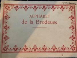 VERKOCHT | Boeken | Bibliothèque DMC | Alfabetten | ALPHABET de la Brodeuse : Lettres, Chiffres, Monogrammes et Ornaments à points comptés - suivis dúne série de modelèles avec calques pour broderie de blanc - 1920