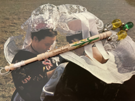 1996 - Houten kantklosje Mothering SunDay - Moederdag St. Alban  Lacemakers' Lace Day | Groen, geel wit en goudkleur