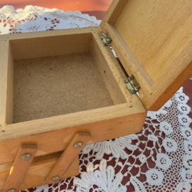 VERKOCHT | Naaidozen | Vintage kindernaaidoos van hout | jaren ‘60