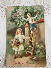 Briefkaarten | Engeland | Kinderen | Jongen en meisje die bloemen plukken van boom - Birthday Greetings