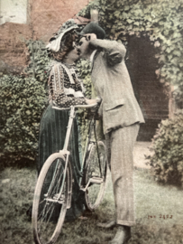 Ansichtkaart | Brocante kaart paartje kussend bij een fiets 'After the First Lesson'