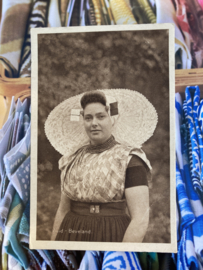Briefkaarten | Zeeland | Zuid-Beveland | 1950 | Knappe vrouw met kanten muts en oorijzers 'Eet meer brood kaart'