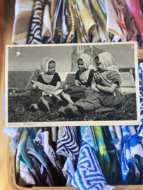 Briefkaarten | Zeeland | Kinderen | 1950 - Fotokaart meisje spelen met een pop