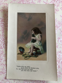 Ansichtkaart | Engeland | Meisjes | Foto glanskaart (ingekleurd) ‘Meisje met klein poesje en speelgoed en slaapliedje