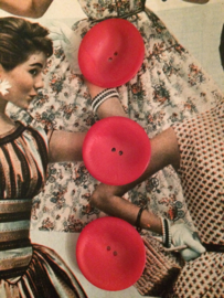 VERKOCHT | Knopen | Rood | Ø 30 mm - knopen in schoteltjesvorm met twee gaatjes | vintage jaren ‘50