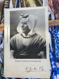 Briefkaarten | Zeeland | Vrouwen | Zuid-Beveland | 1923 | Zeeuwsche kleederdracht met handtekening R. Jonker-xx