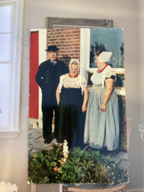 Briefkaarten | Zeeland | Man & vrouw | 1962 -  Ansichtkaart familie voor de deur in Zeeuwse klederdracht