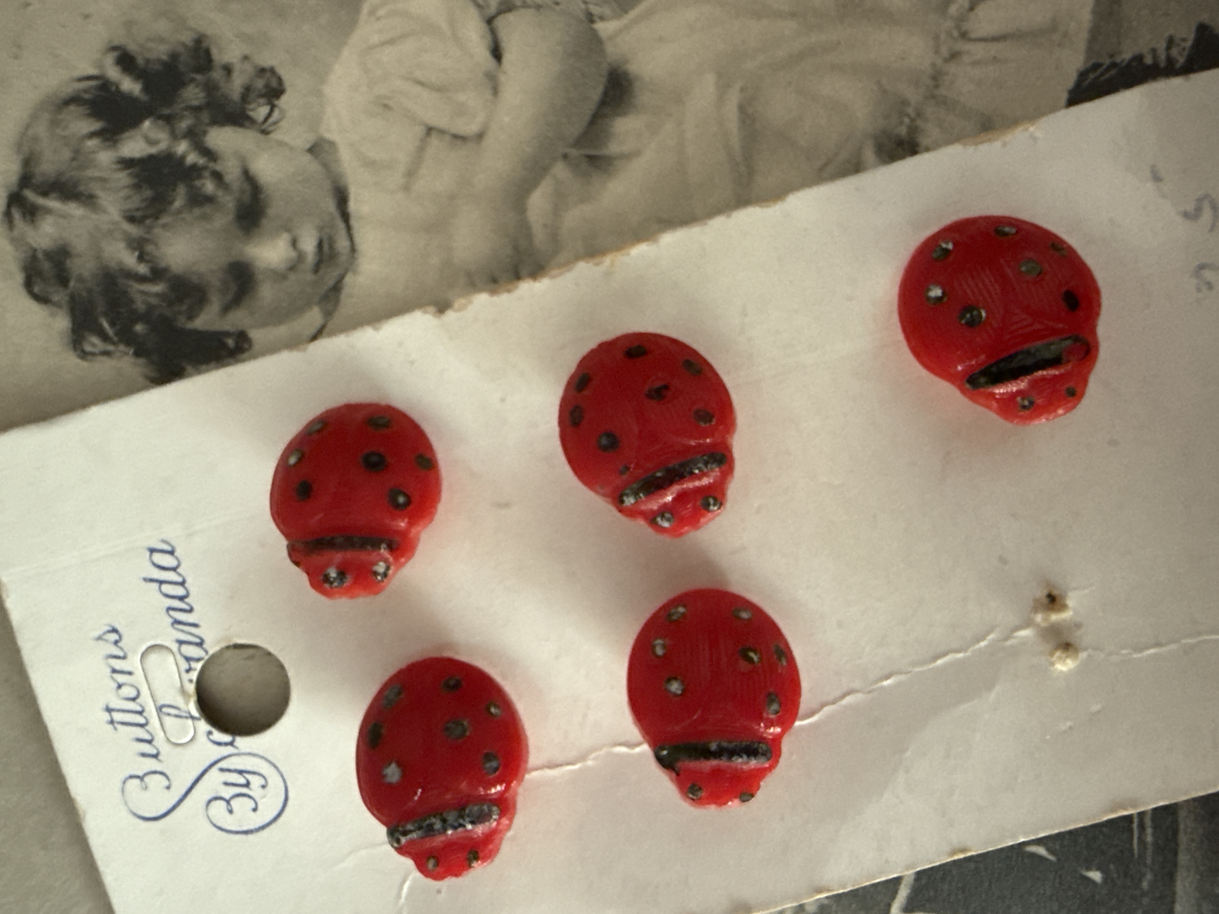 Ø 13 mm - 1.3 cm | Glasknopen | Rood | Vintage Duitse glazen knoopje – Handgeschilderde Lieveheersbeestje 'Buttons by  Cassanda'