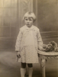 VERKOCHT | Foto | Frankrijk | Meisjes | 'Schattig blond klein meisje met kniekousjes' | Jaren '40-50