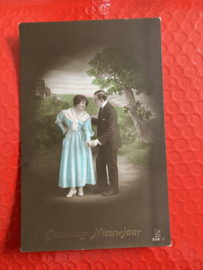 Ansichtkaart | Brocante kaart van paartje met vrouw in blauwe jurk 'Gelukkig nieuwjaar'