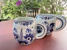 Delfts blauw | Bekers: Twee vintage blauwe mokken Delftsblauw - 9 cm hoog