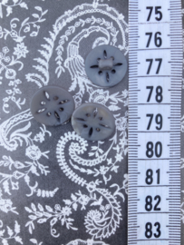Knopen | Grijs | Ø 15 mm - Lichtgrijze blouseknoopjes met 4 gaatjes en bloempatroon