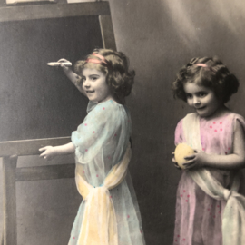 Ansichtkaart | Frankrijk | Meisjes | Pasen | 'Hereuses Paques' Fauvette 1607 - Vrolijke meisjes bij schoolbord, keukens en eieren (22-3-1913)