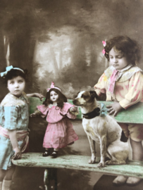Briefkaarten | Frankrijk | Kinderen | Fotokaart (ingekleurd) ' Spelende kinderen in het bos met pop en hondje