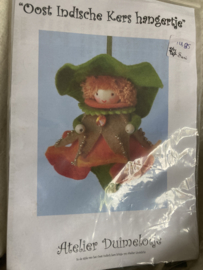 VERKOCHT | Oost Indische Kers hangertje  DIY vilt pakket
