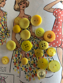 Knopen | Geel | Ø 10-20 mm - Zakje vol gele knoopjes | jaren '50