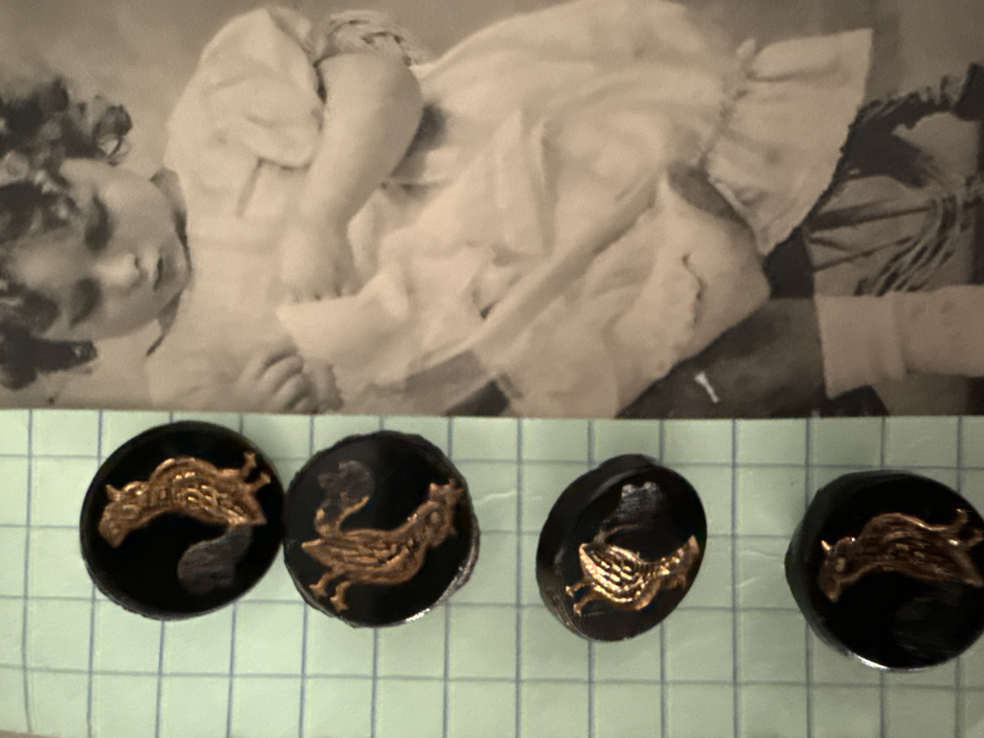 Ø 10 mm - 1 cm | Glasknopen | Zwart | Zeldzaam vintage Frans glazen knoopje – handgeschilderd haandje met goud-accent