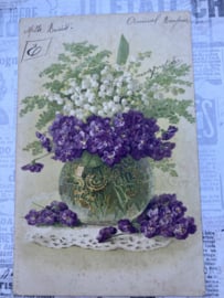 Briefkaarten | Bloemen | Viooltjes |  1904 - Viooltjes en lelietje-van-dalen  in een vaasje op kanten kleedje