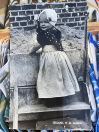 Briefkaarten | Zeeland | Kinderen | 1954 - Fotokaart klein meisje 'ZEELAND inde zandbak'