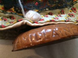VERKOCHT | Breien | Beeldje van terracotta - handgemaakt  "Franse breiende Oma" | Santons DE VILLAINE - 1960