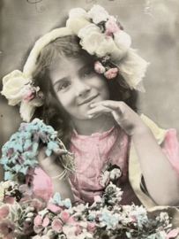 Ansichtkaart | Frankrijk | Meisjes | 1918 fotokaart meisje met roze jurk tussen bloemen “Un Baiser”
