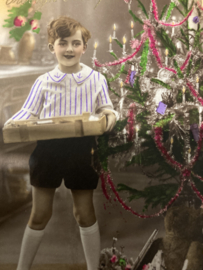 Kerstkaarten | Kinderen | Vroolijk Kerstfeest - Jongetje bij kerstboom met cadeautjes
