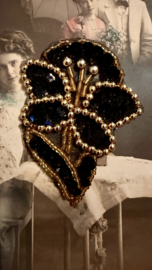 Applicaties | Zwart | 5 x 6,5 cm - 'Bloem met goud' - Vintage Italiaanse couture kralen applicatie – jaren 80/90 glamour ‘bloem’