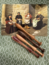 Vier (4) prachtige houten kantklosjes en ansichtkaart 'Couvige de Dentellieres'  Le Puy