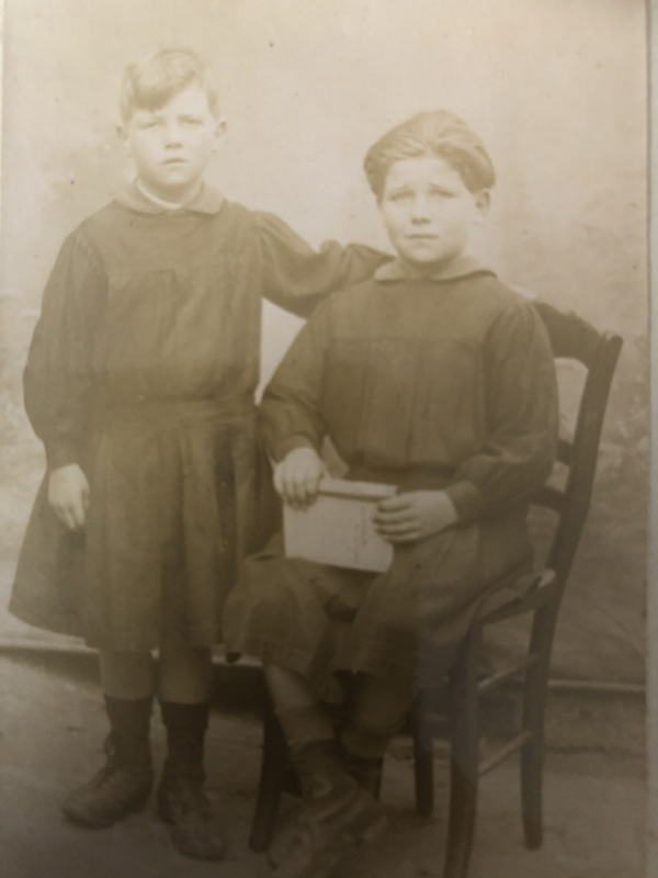 Foto | Frankrijk | Jongens | Twee jongens in een jurkje op een stoel - Portrait Souvenir