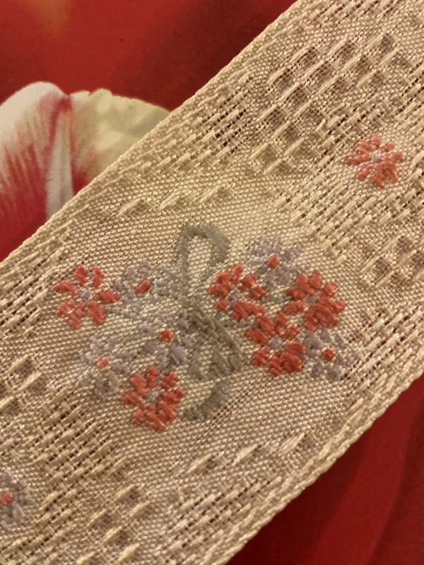 Broderie Anglaise | Oranje | Bloemen | Zalmkleurig sierband met geborduurde bloemen boeketjes met weefsel (3,4 cm)