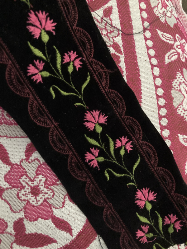 Sierband | Zwart | 9 cm - fluweelband met roze anjers en groene blaadjes