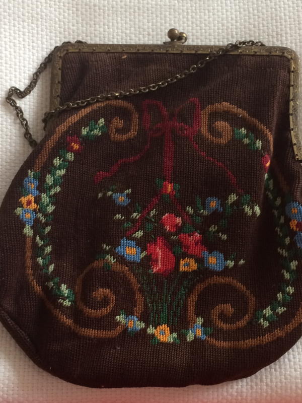 Tasjes | Antiek handgemaakt handtasje "petit point" tasje bruin met roosjes en een kammetje hoesje | Jugendstill  | ca. 1890-1910