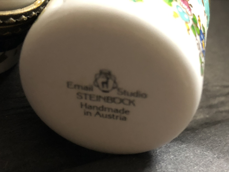 VERKOCHT | Naaldenkoker | Emaille & gouddecoratie | Prachtige Steinböck" geëmailleerde  naaldenkoker met naaisetje | Made in  Austria