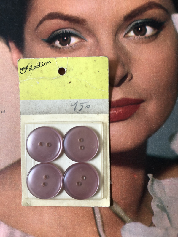 Knopen | Lila 20 mm 'Paris Selection' knopenkaartje met 4 knopen 2 gaatjes | jaren '50