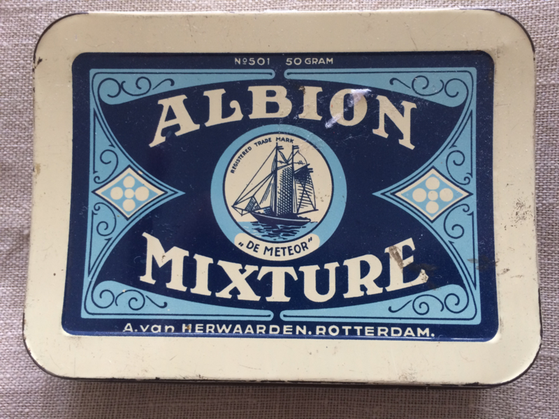Verzamelblikje | Tabaksblik in blauwtinten van A. Van Herwaarden, productnaam Albion Mixture | 1950-1965