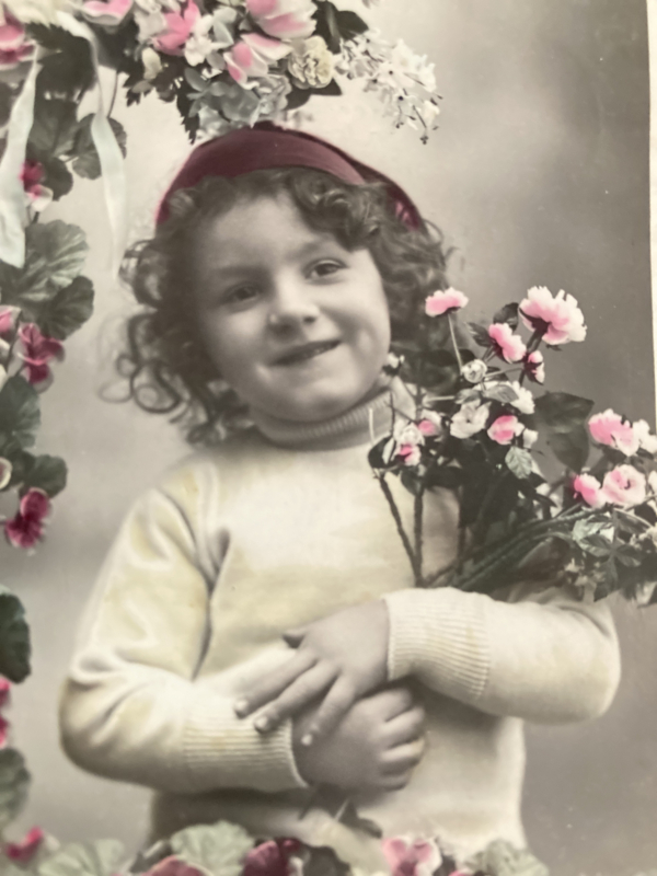 Ansichtkaart | Frankrijk  | Meisjes | 1920  Fotokaart lachend meisje met bloemen “Bonne Fete”
