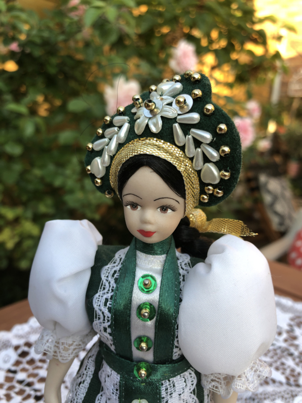VERKOCHT | Rusland | Vintage klederdrachtpoppetje met mooie groene jurk en pareltjes (porselein) Jelina