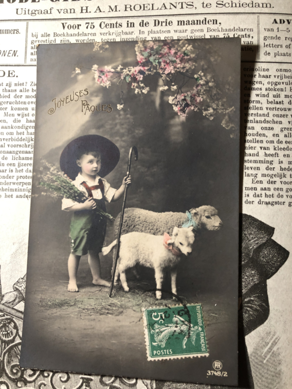 VERKOCHT | Ansichtkaart | Frankrijk | Jongens | Pasen | 'Joyeuses  Paques' R3748/2: lief klein herdertje in kniebroekje en lammetje (1900-1910)