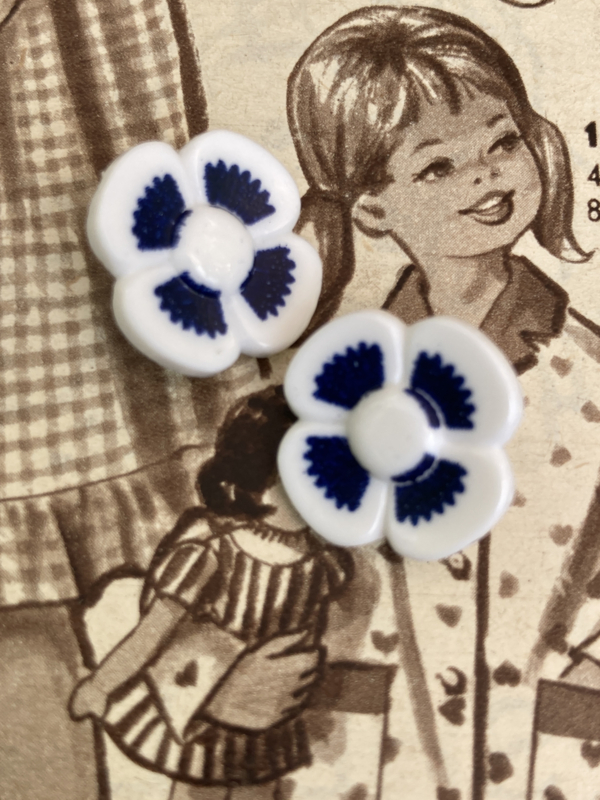 Knopen | Blauw | Ø 18 mm - Lieve donkerblauwe met witte margrietjes vintage knopen met een oogje