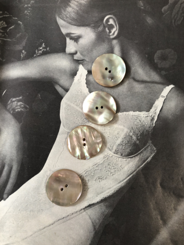 Knopen | Parelmoer | Ø 27 mm - Prachtige vintage grote parelmoeren knopen uit de jaren '50 met 2 gaatjes